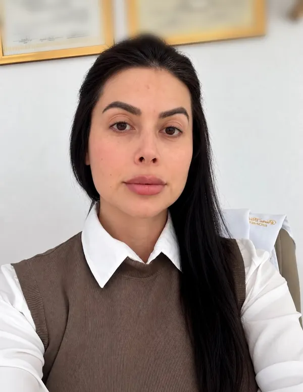 Dra. Bruna Stolk Mariot, biomédica esteta, no consultório da Clínica POP